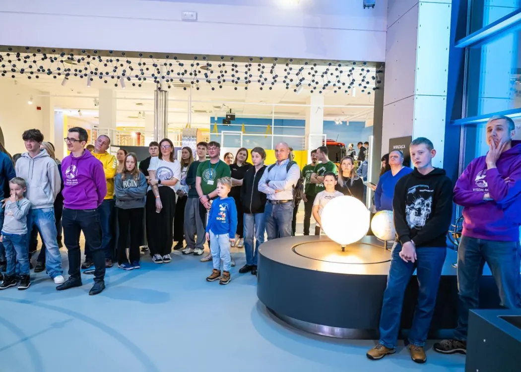 Noc Biologów 2026: tłum uczestników stoi