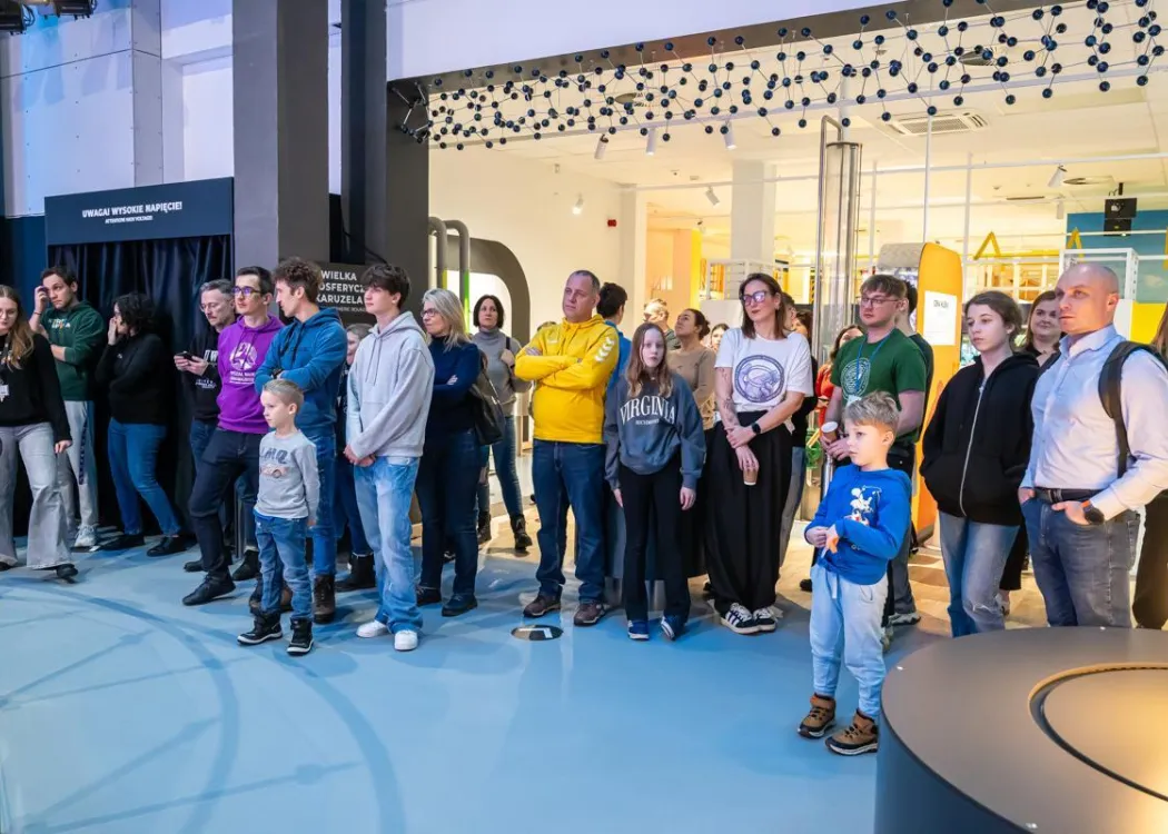 Noc Biologów 2026: tłum uczestników stoi