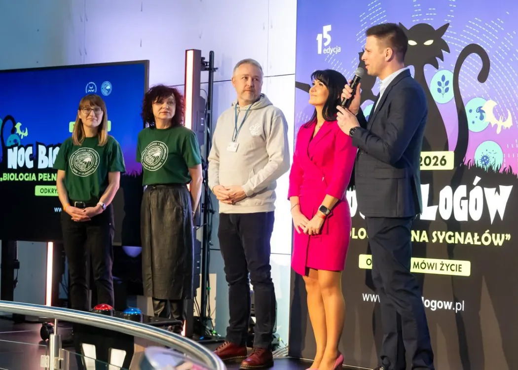 Noc Biologów 2026: organizatorzy stoją, przemawia dyrektor Kortosfery