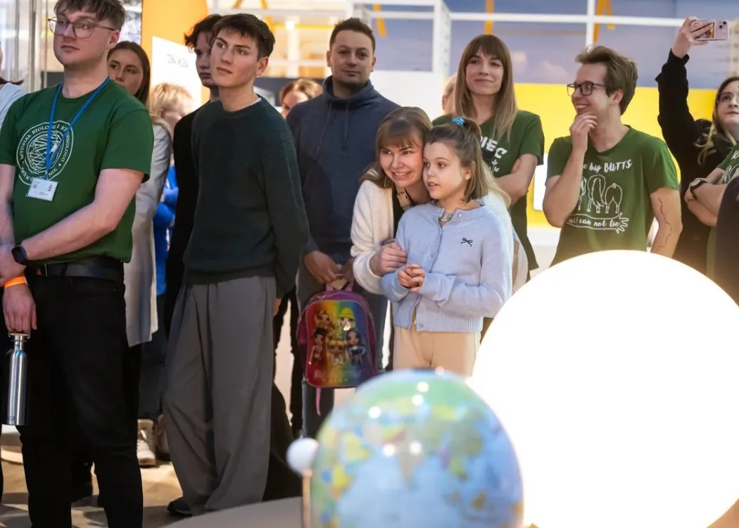 Noc Biologów 2026: uczestnicy stoją