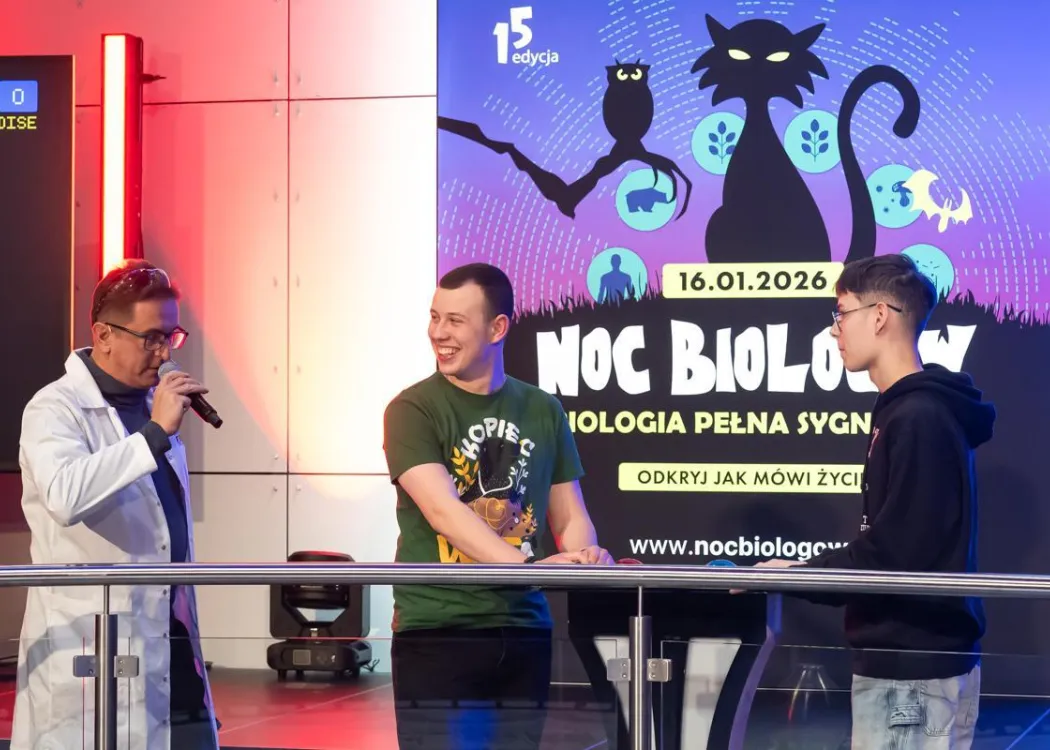 Noc Biologów 2026: dwóch uczestników i prowadzący 