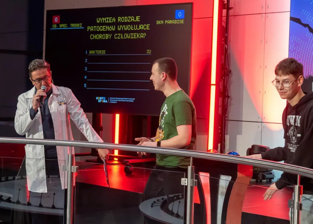 Noc Biologów 2026: uczestnicy podczas gry w teleturniej
