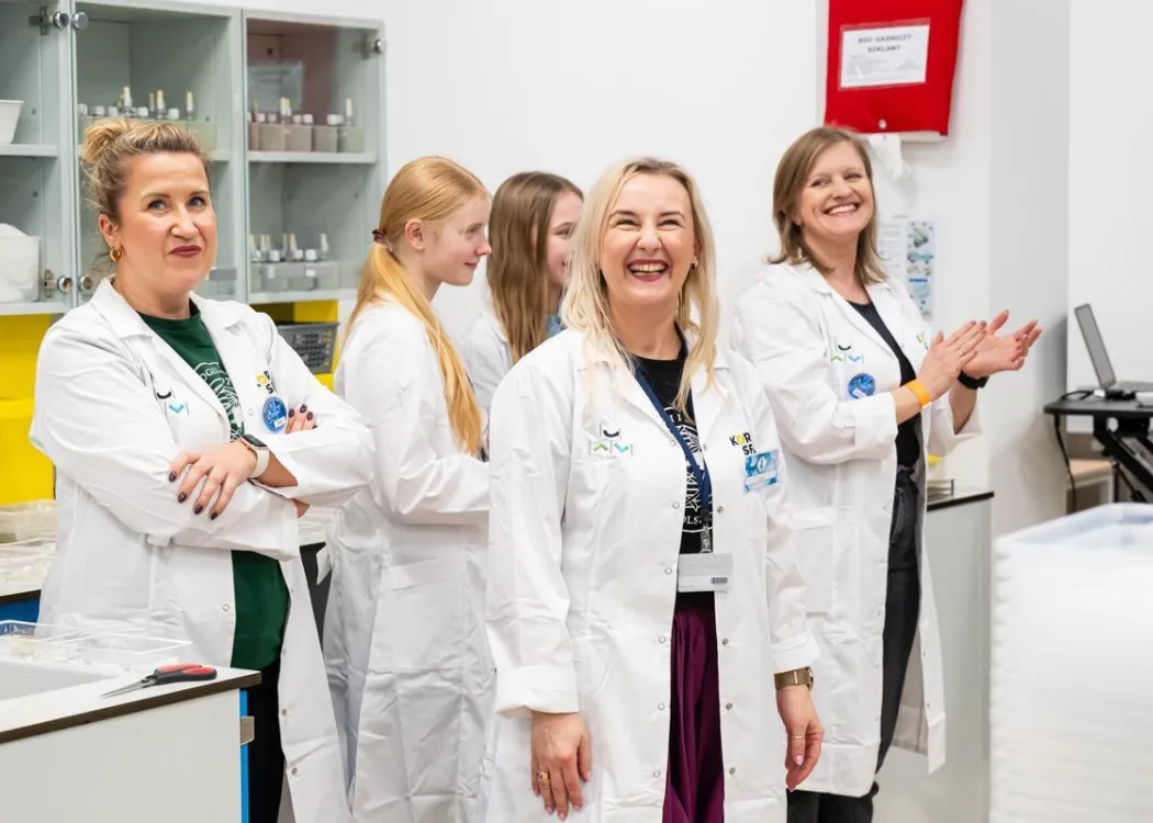 Noc Biologów 2026: prowadzący zajęcia stoją w laboratorium