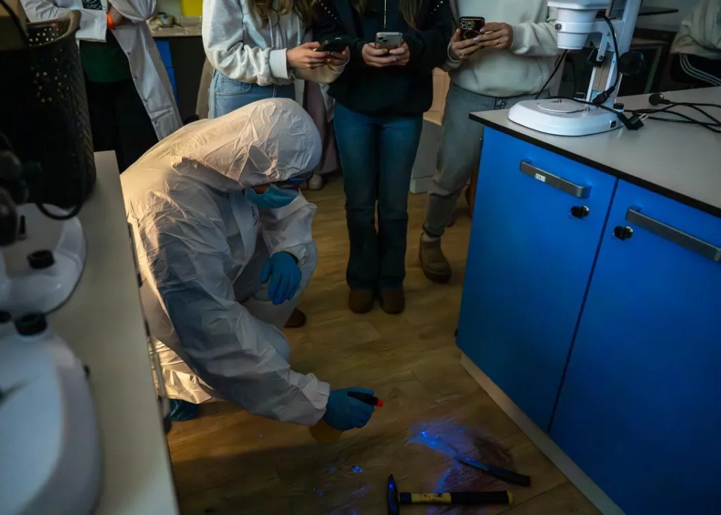 Noc Biologów 2026: zajęcia w laboratorium, osoba sprawdza ślady na podłodze