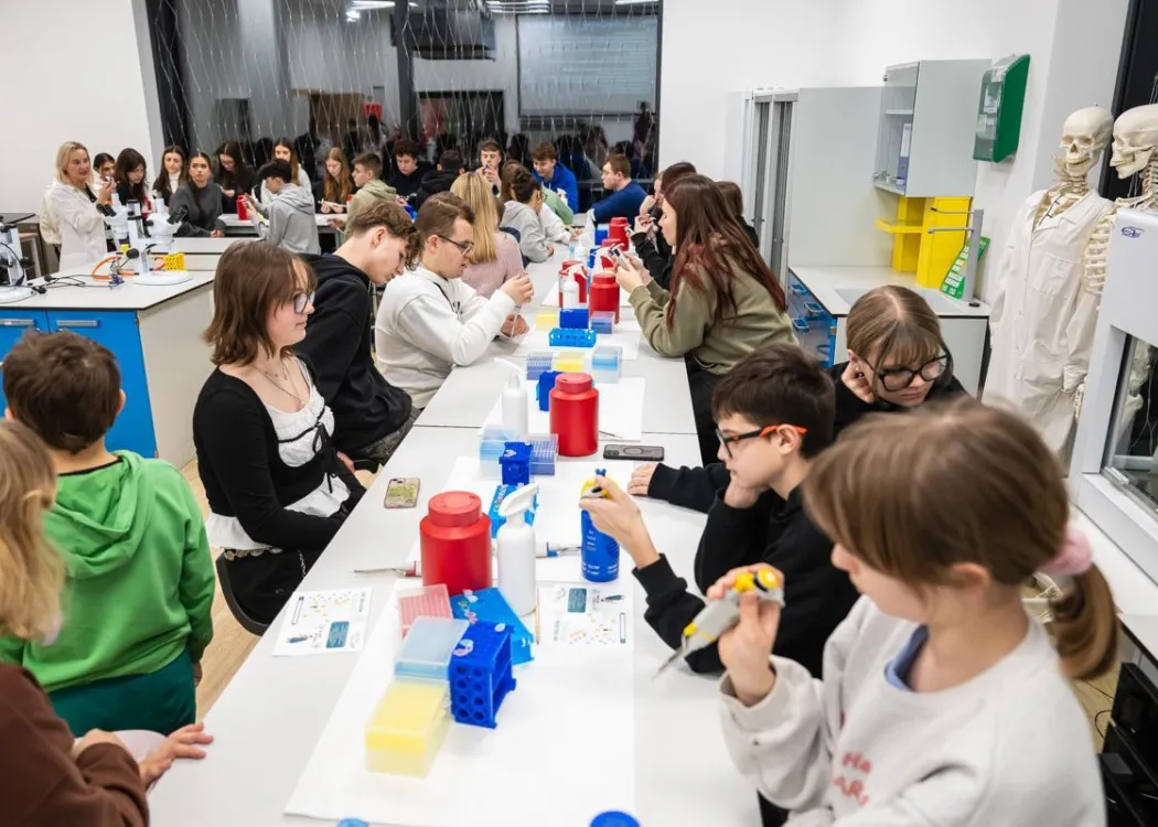 Noc Biologów 2026: młodzież siedzi w laboratorium