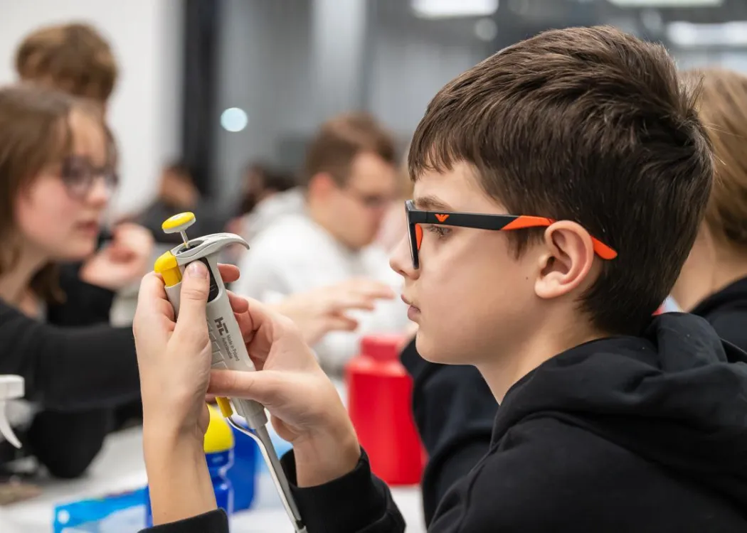 Noc Biologów 2026: chłopiec ogląda sprzęt w laboratorium