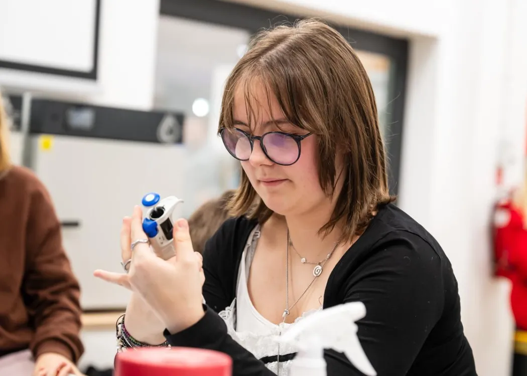 Noc Biologów 2026: uczestniczka podczas zajęć w laboratorium