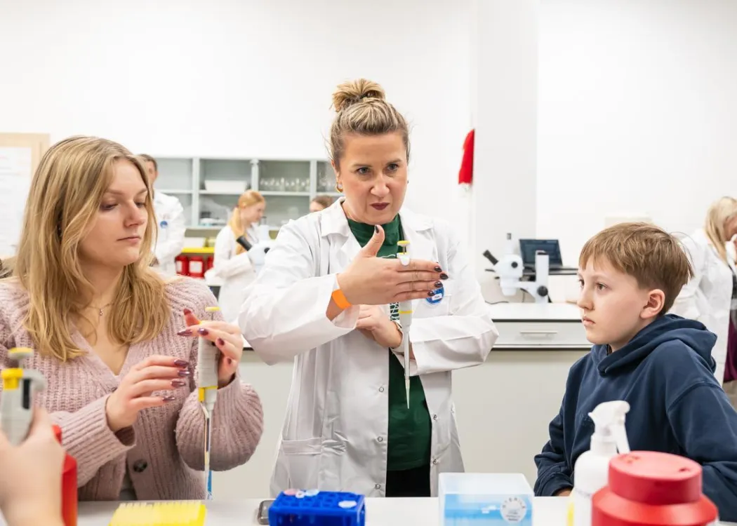 Noc Biologów 2026: prowadząca zajęcia z dwójką uczestników 