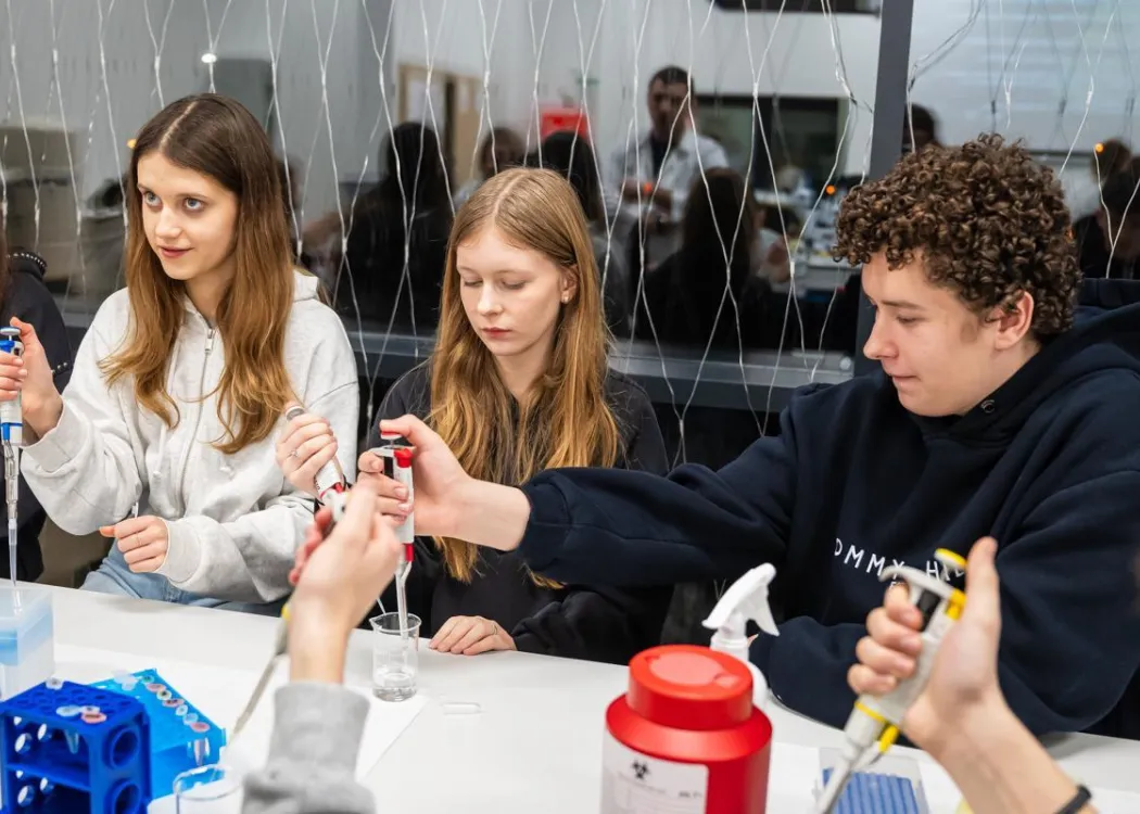 Noc Biologów 2026: uczestnicy podczas eksperymentów 