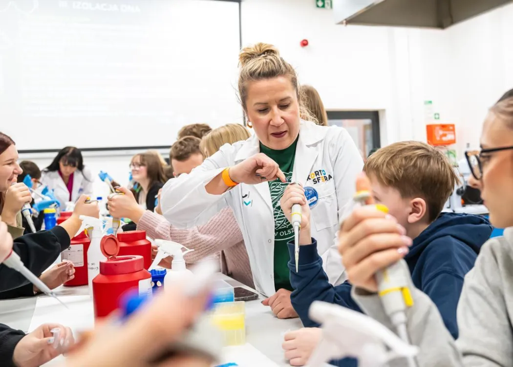 Noc Biologów 2026: prowadząca zajęcia i uczestnicy 