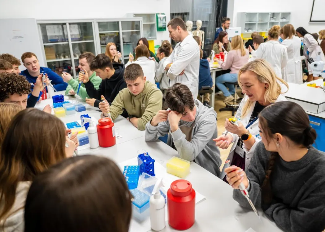 Noc Biologów 2026: uczestnicy przy stole w laboratorium 