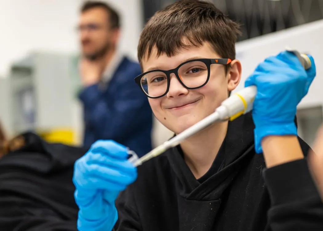 Noc Biologów 2026: chłopiec ze sprzętem w laboratorium 