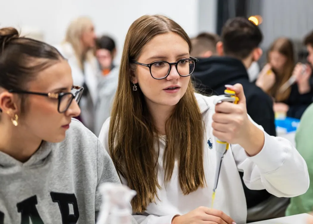 Noc Biologów 2026: uczestniczki zajęć w laboratorium 