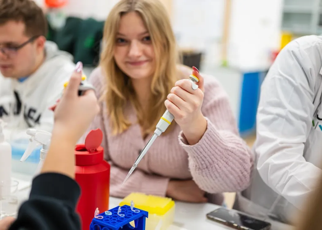 Noc Biologów 2026: uczestniczka w laboratorium