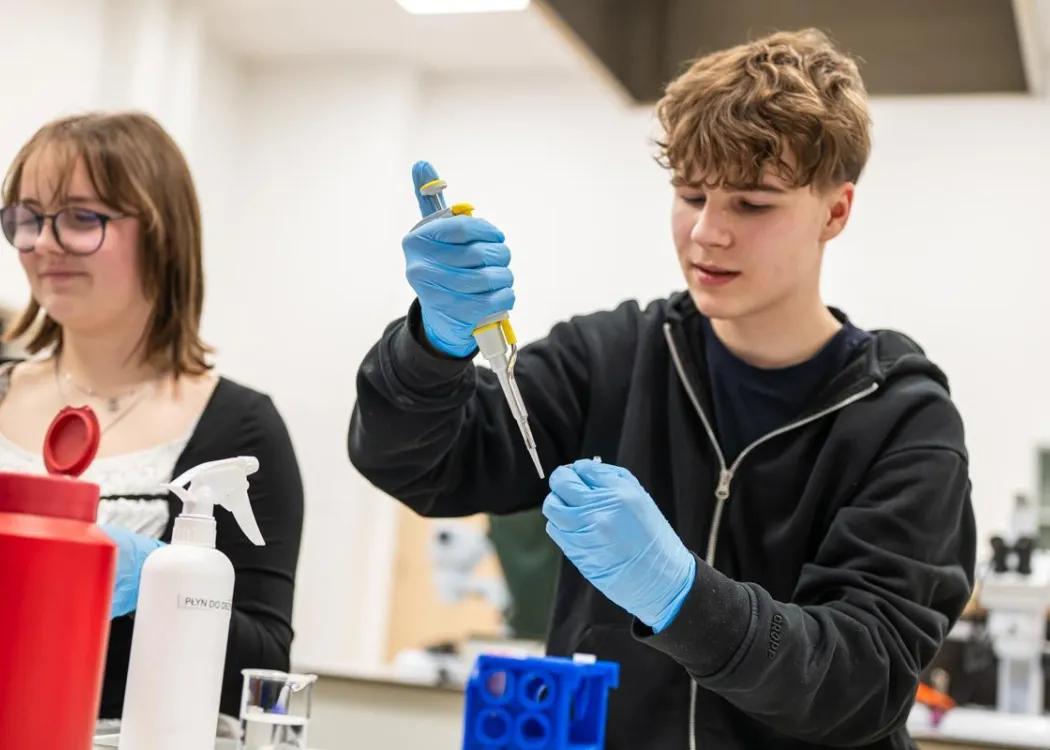 Noc Biologów 2026: uczestnik zajęć w laboratorium