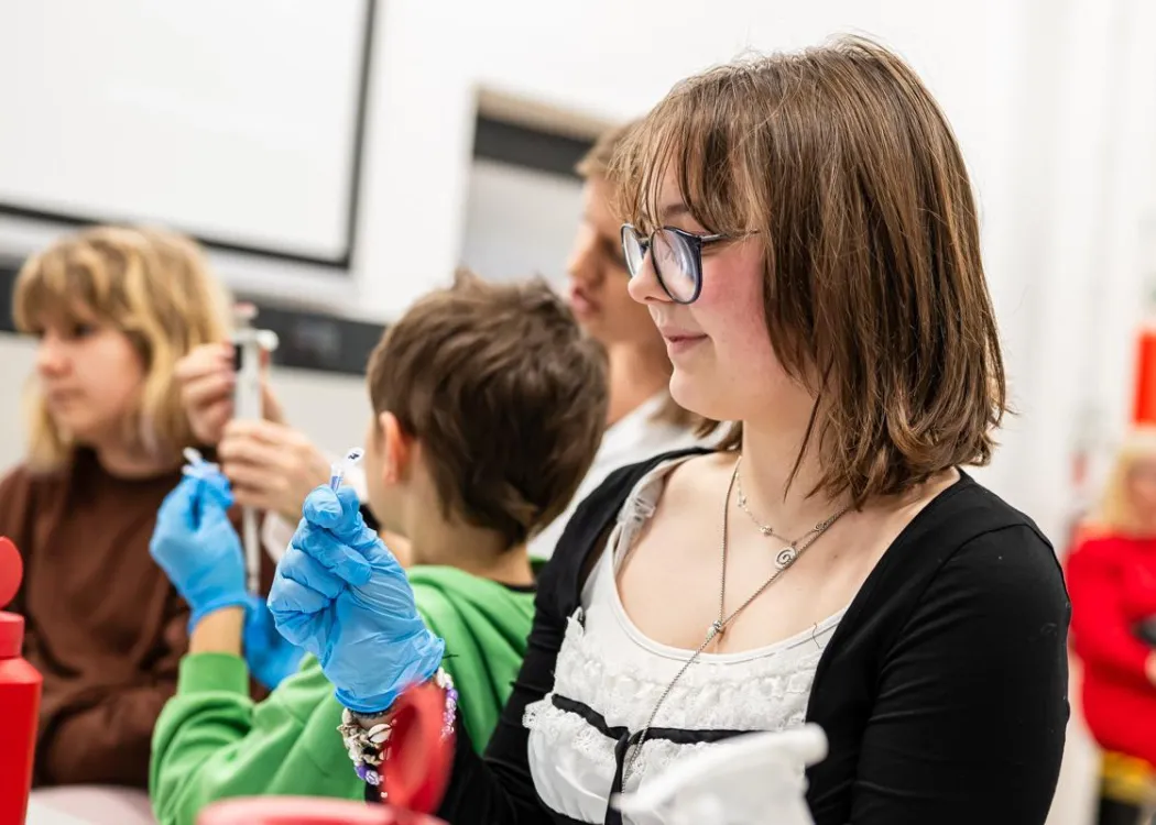 Noc Biologów 2026: uczestniczka zajęć w laboratorium 