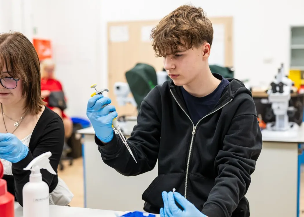 Noc Biologów 2026: uczestnik ogląda przyrząd w laboratorium 