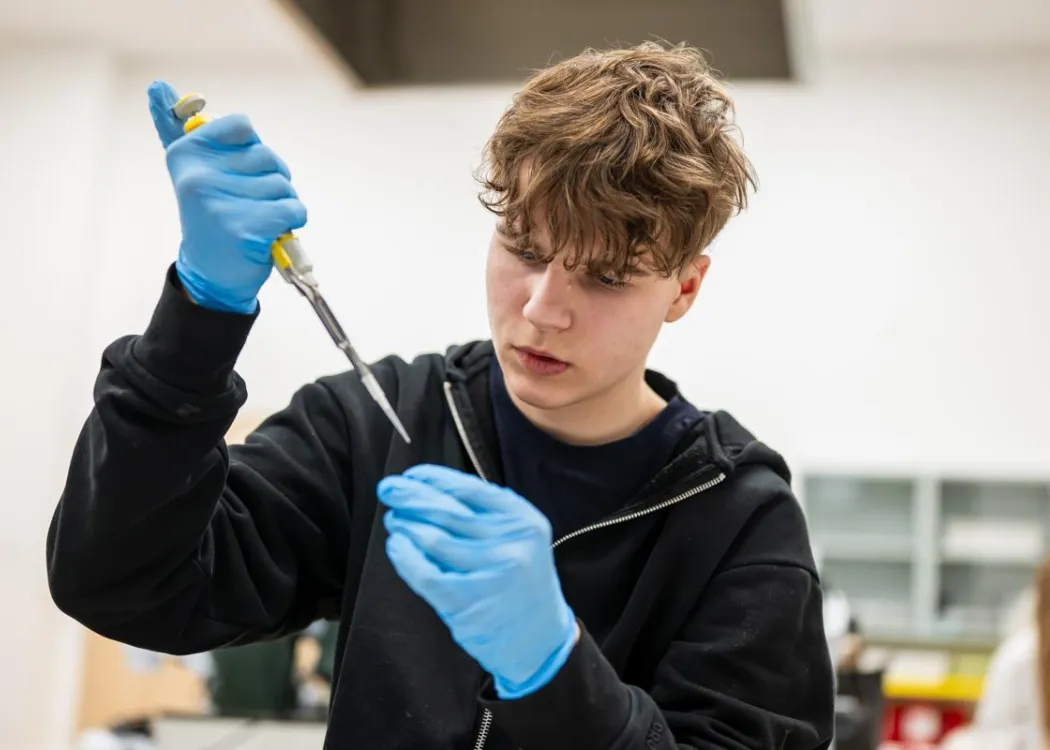 Noc Biologów 2026: uczestnik ogląda przyrząd w laboratorium 