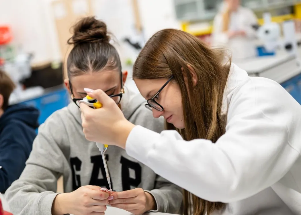 Noc Biologów 2026: dwie dziewczyny sprawdzają wynik eksperymentu 