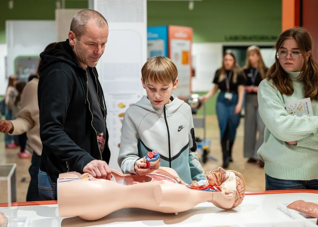 Noc Biologów 2026: mężczyzna i chłopiec przy manekinie 