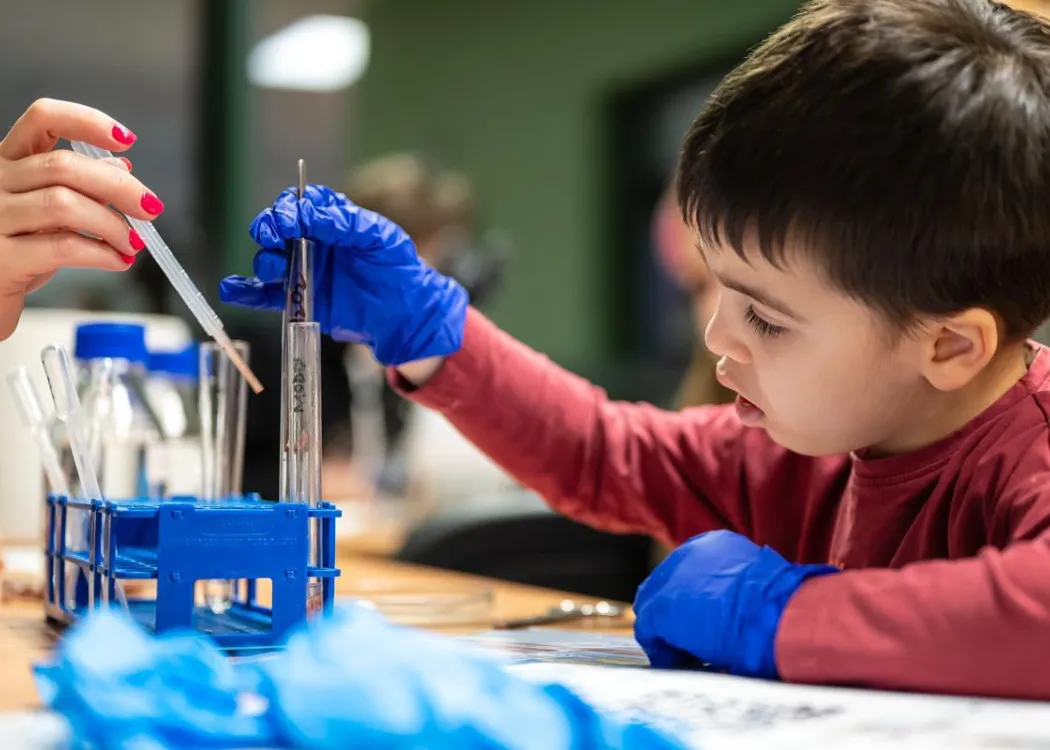 Noc Biologów 2026: chłopiec z próbówką i pipetą 