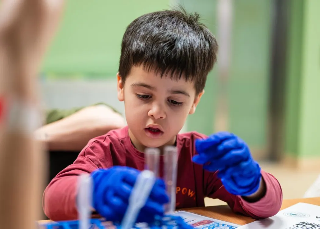 Noc Biologów 2026: chłopiec z próbowkami 