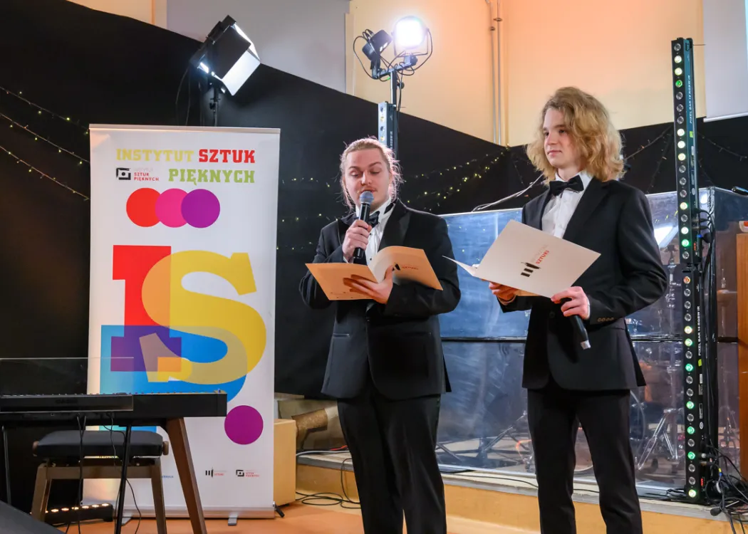 studenci w roli konferansjerów zapowiadają występy