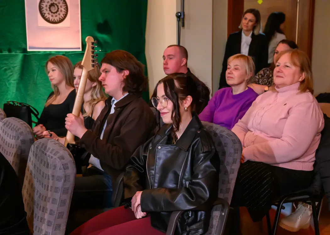 publiczność Estrady Studenckiej siedzi i słucha występów