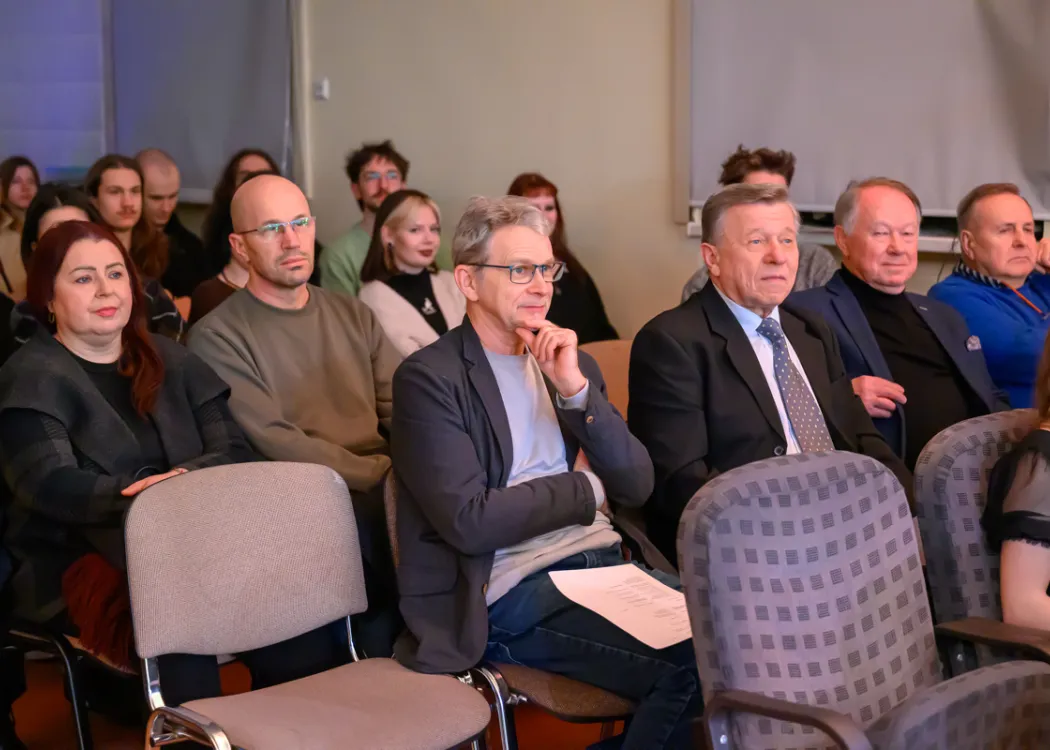 publiczność Estrady Studenckiej siedzi i słucha występów