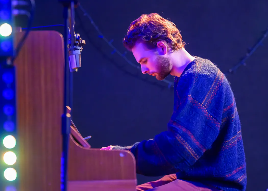 student gra na pianinie