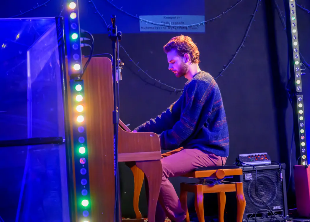 student gra na pianinie