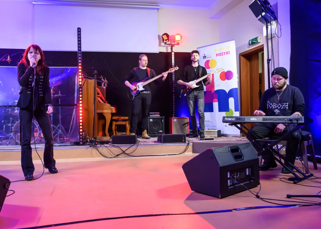 scena a na niej młodzi muzycy