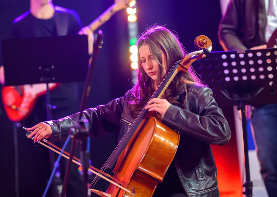 studentka gra na wiolonczeli