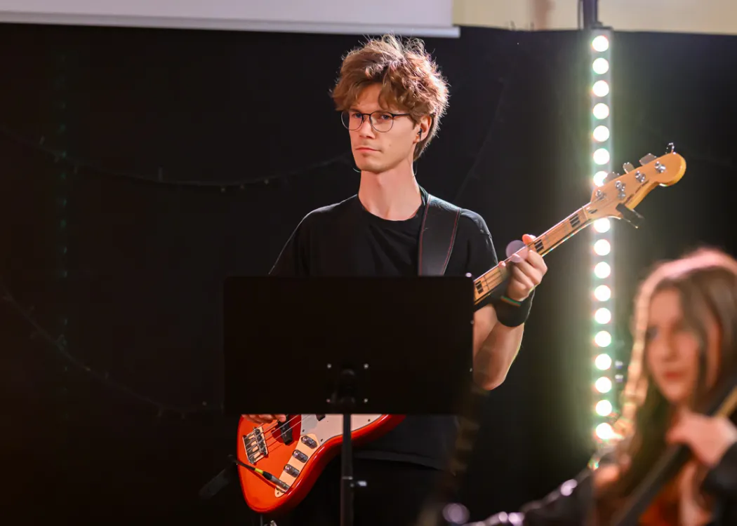 student gra na gitarze