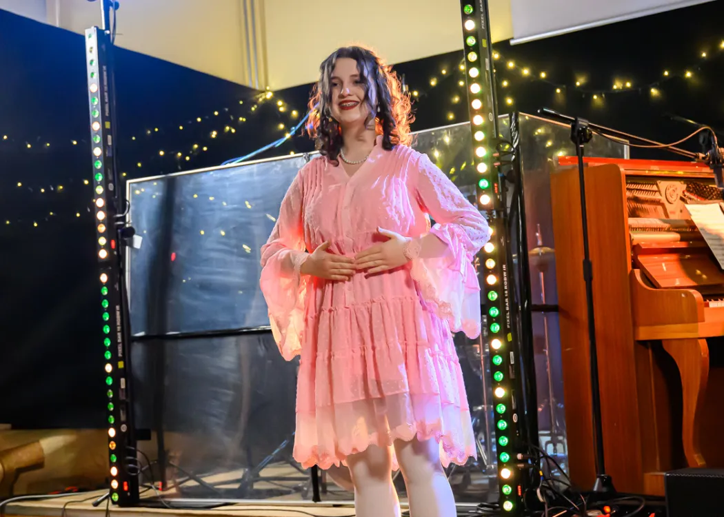 Studentka śpiewa arię i wykonuje ruchy niczym lalka