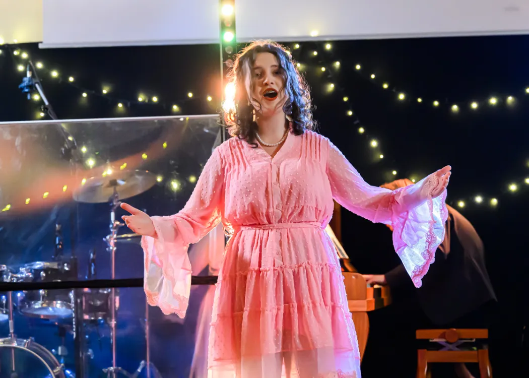 Studentka śpiewa arię i wykonuje ruchy niczym lalka