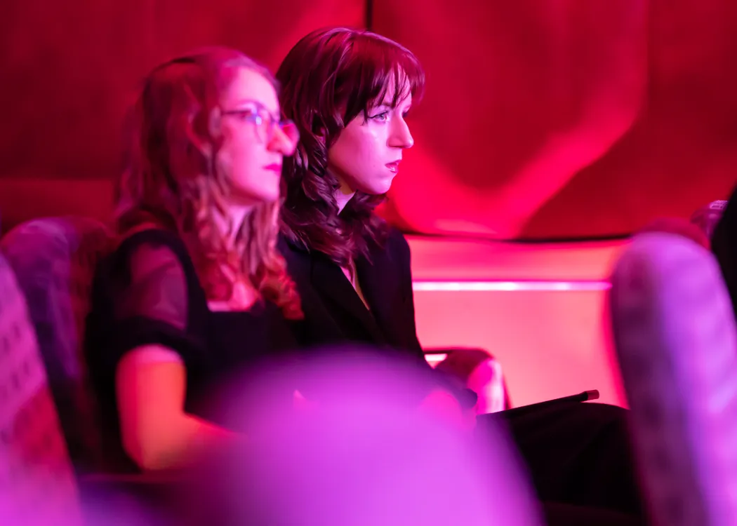 publiczność Estrady Studenckiej siedzi i słucha występów