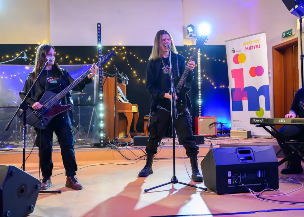 zespół heavy metalowy prezentuje się na scenie