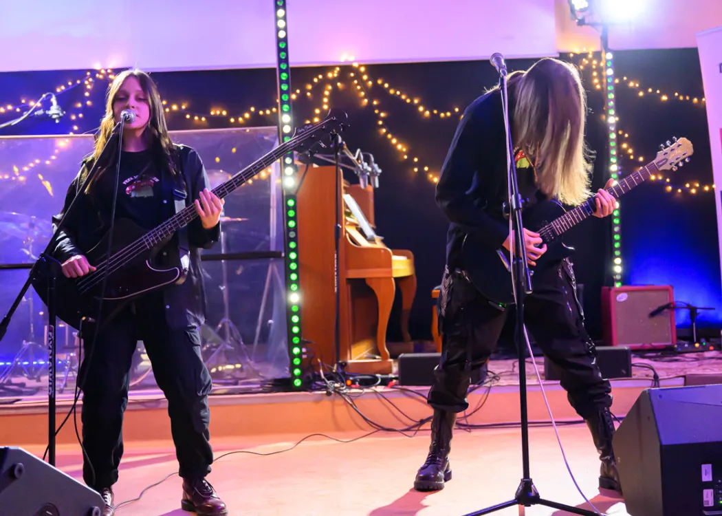 zespół heavy metalowy prezentuje się na scenie