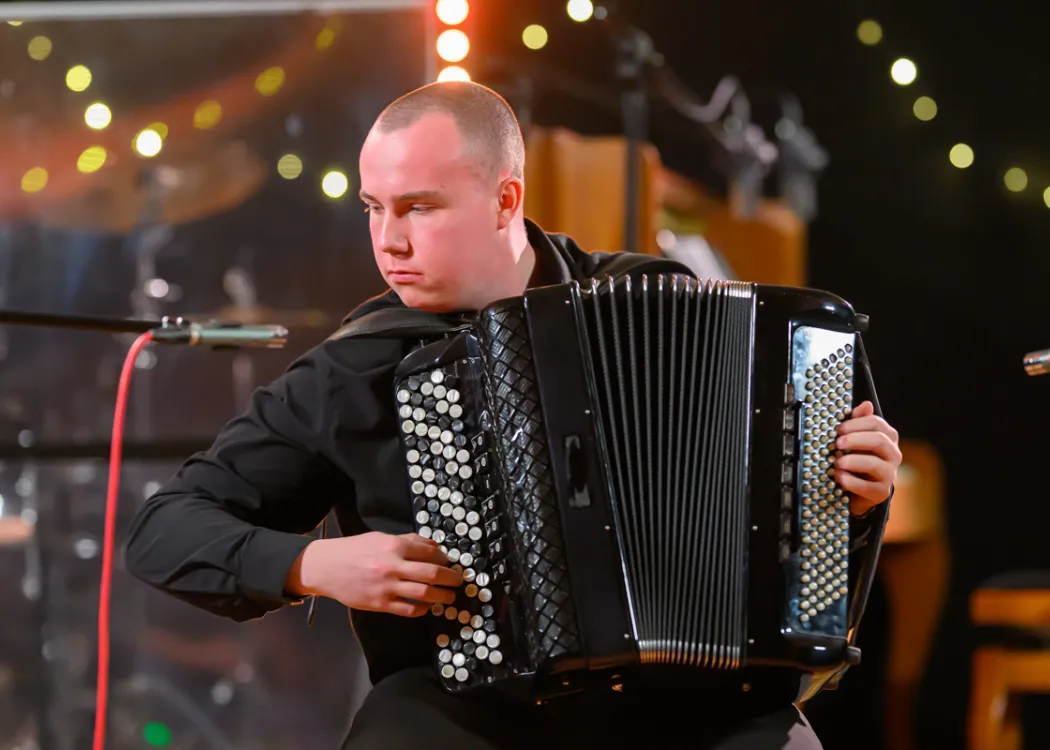 student gra na akordeonie