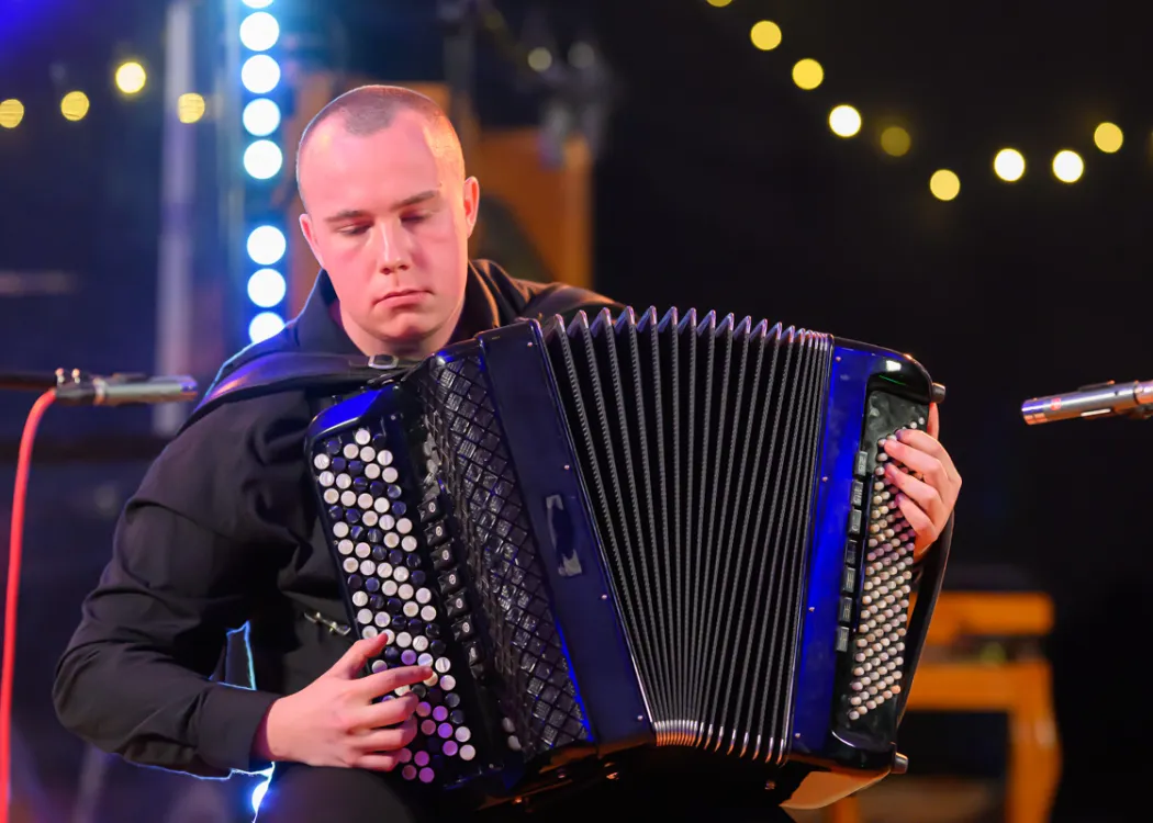 student gra na akordeonie