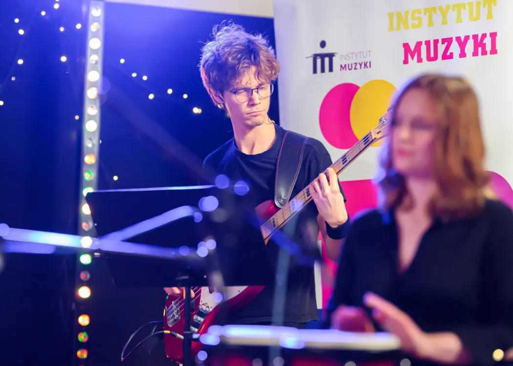 student z gitarą