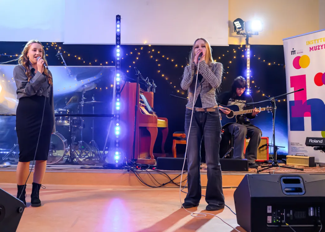 studentki śpiewające w duecie