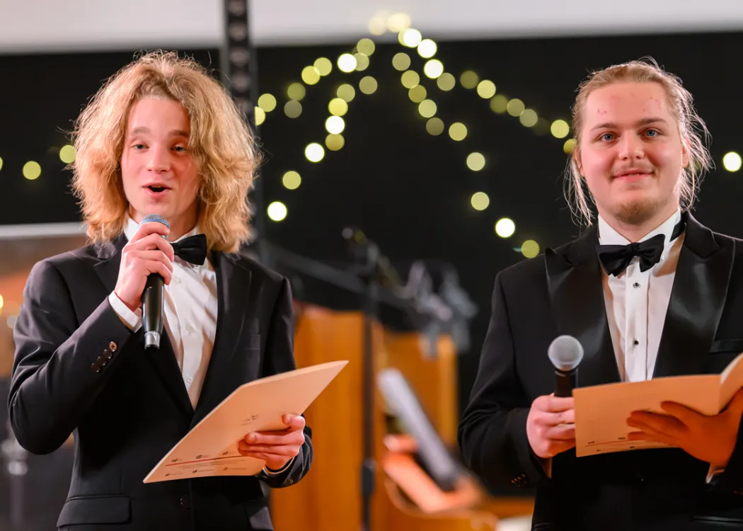 studenci w roli konferansjerów ogłaszają wyniki