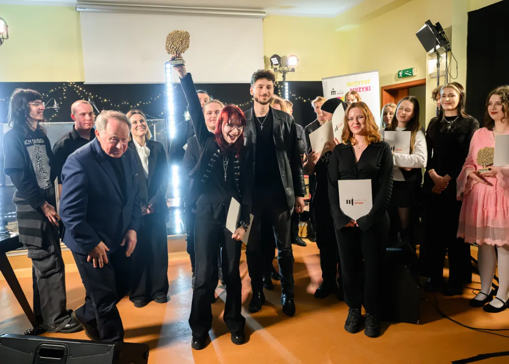 studenci pozują ze statuetką i dyplomami