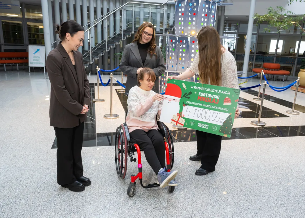 Magda odbiera czek od RUSS w Bibliotece Uniwersyteckiej