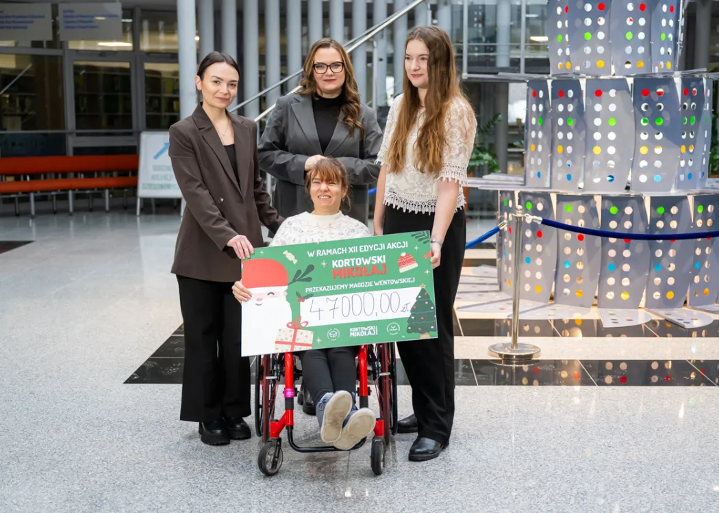 Magda i członkinie RUSS stoją przy choince w Bibliotece Uniwersyteckiej