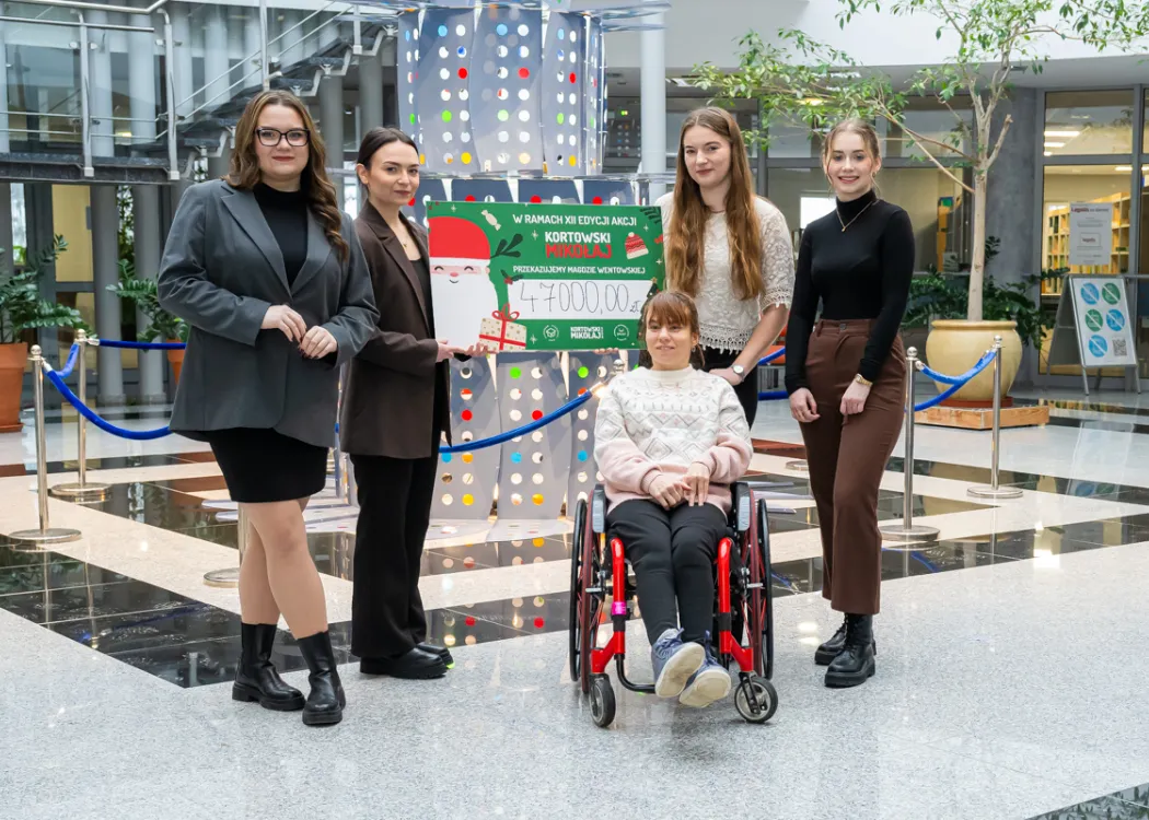 Magda i członkinie RUSS stoją przy choince w Bibliotece Uniwersyteckiej