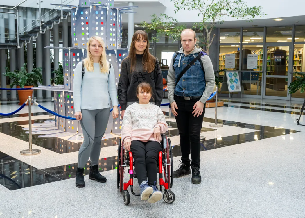 Magda i jej przyjaciele stoją przy choince w Bibliotece Uniwersyteckiej