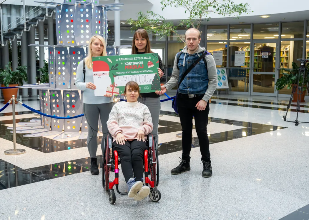 Magda i jej przyjaciele stoją przy choince w Bibliotece Uniwersyteckiej